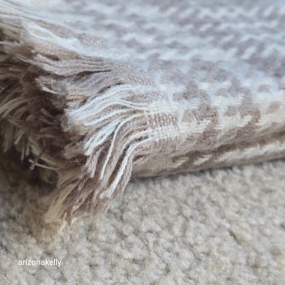 NWOT Cashmere Houndstooth Square Scarf Tan White Large - Picture 12 of 14